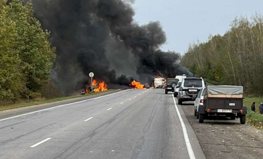 Из-за ДТП с двумя фурами и Газелью под Липецком полностью перекрыта трасса до Ельца