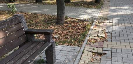 Заброшенные скверы Ельца. Жители жалуются на провалы плитки в сквере Харченко