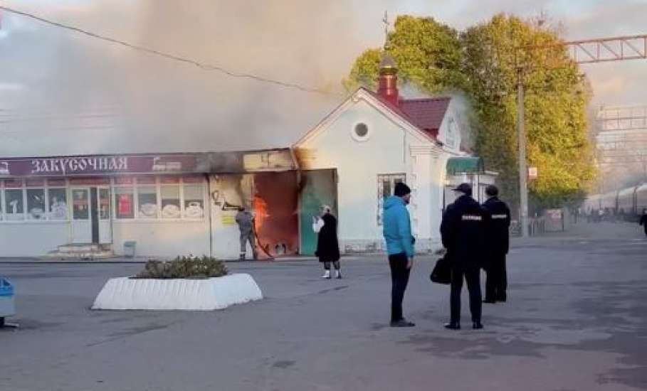 В Ельце на территории городского вокзала загорелась закусочная