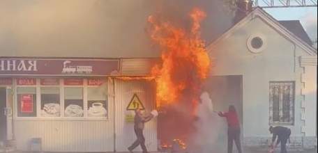 В Ельце на территории городского вокзала загорелась закусочная