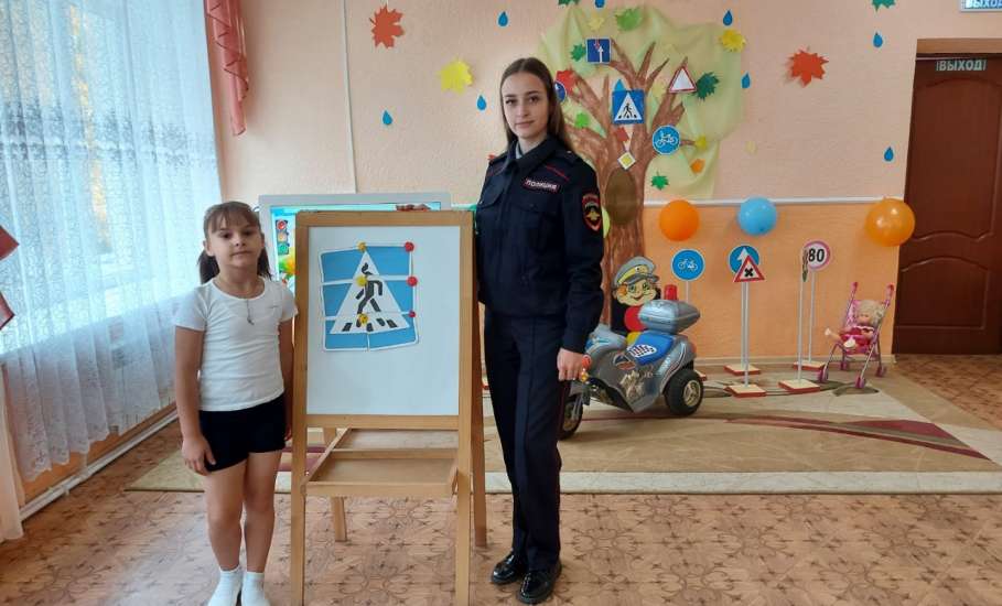 Сотрудники ГИБДД Ельца обучают школьников безопасности