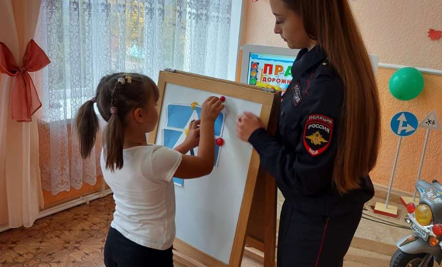 Сотрудники ГИБДД Ельца обучают школьников безопасности