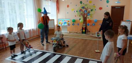 Сотрудники ГИБДД Ельца обучают школьников безопасности