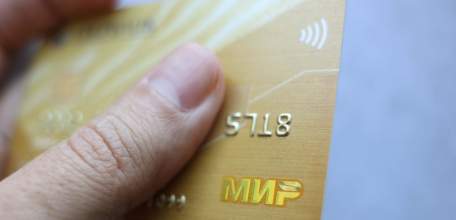 Безработная пара из Ельца платила в магазине чужой картой