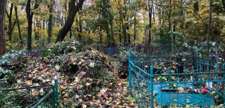 Когда администрация наведёт порядок на старом городском кладбище?