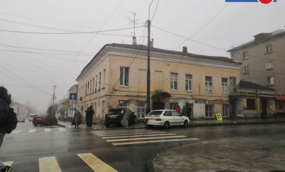 Очередное ДТП на перекрёстке улиц Советская-Коммунаров произошло сегодня в Ельце
