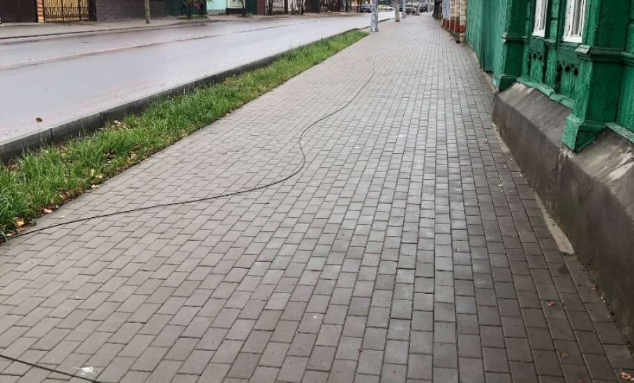 В Ельце оборванные провода спокойно лежат на тротуарах