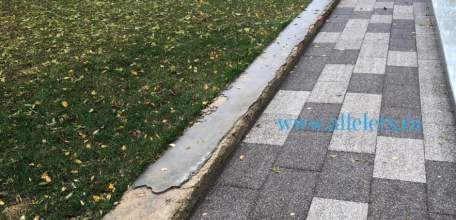 В сквере Бунина в Ельце снова сделано некачественно повторное благоустройство! Плитка отвалилась, обнажив старый бетон!