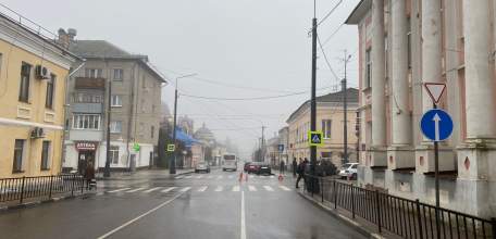 По улице Коммунаров в Ельце Форд протаранил стену дома