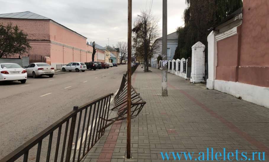 По улице Советской в Ельце погнули и сломали ограждение