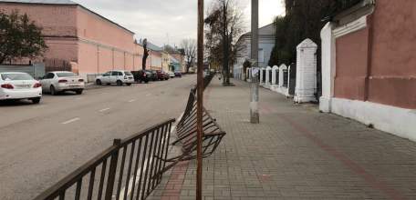 По улице Советской в Ельце погнули и сломали ограждение