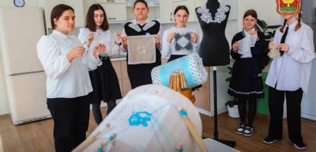 Плести кружева теперь учат во всех елецких школах