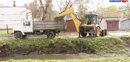 Часть русла речки Лучок очищают от мусора