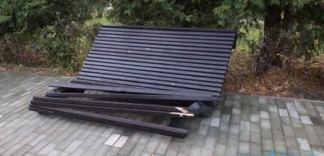 Хлипкие лавочки в скверах Ельца выходят из строя