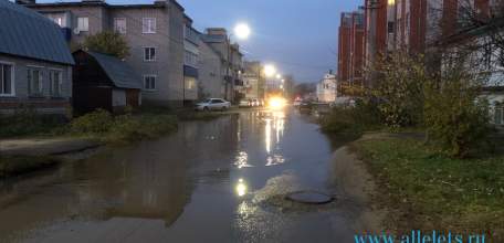 В Засосне лет 10, а то и больше, находится озерцо, которое затопило целую улицу и дворовый проезд!