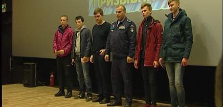 В Президентском полку ельчан прибыло: в городе воинской славы на Дне призывника вручили повестки