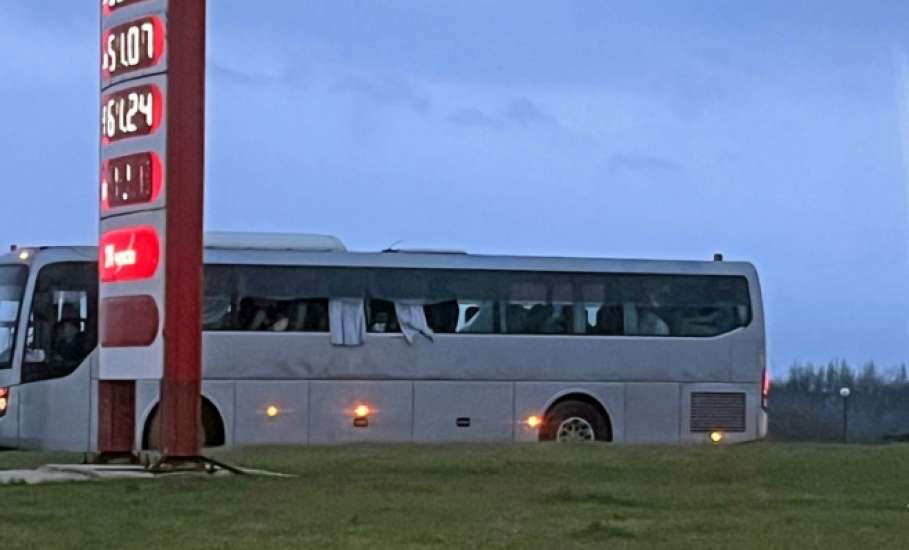 Автобус с пробитыми по всему периметру стёклами заметили на въезде в Елец