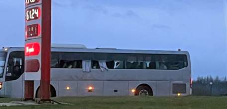 Автобус с пробитыми по всему периметру стёклами заметили на въезде в Елец