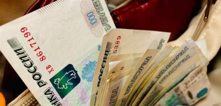 57-летняя ельчанка догнала вырвавшего у неё сумку грабителя