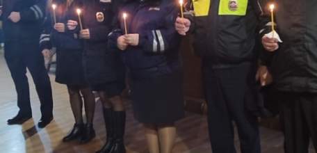 17 ноября сотрудники Госавтоинспекции ОМВД России по г. Ельцу с представителями духовенстваприняли участие в панихиде в Вознесенском соборе