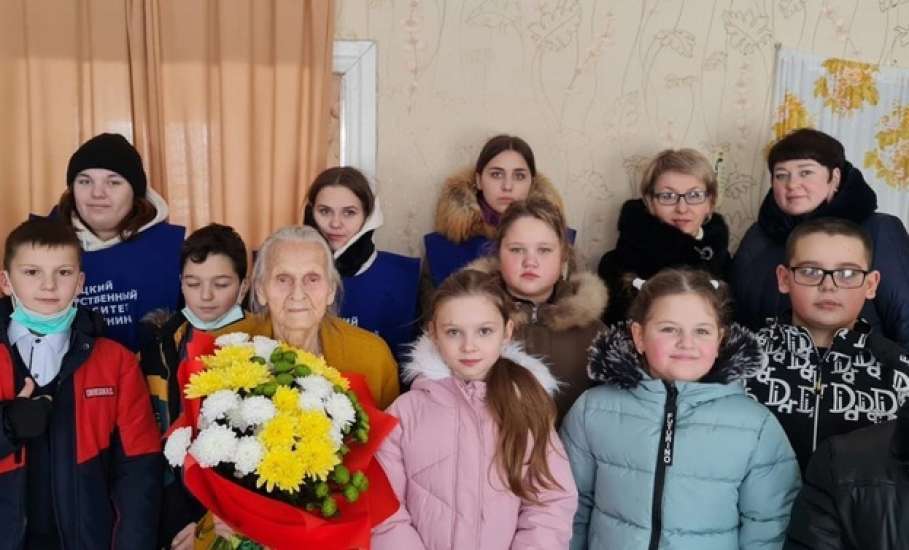 Обучающиеся посетили старейшую жительницу Ельца