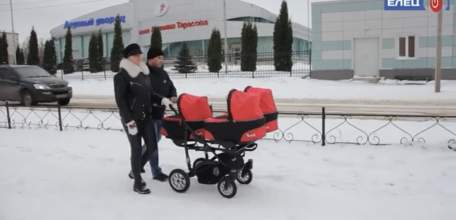 Глава города Евгений Боровских поздравил родителей тройняшек из Ельца