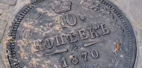 В Ельце появились крышки люков в виде старинных монет