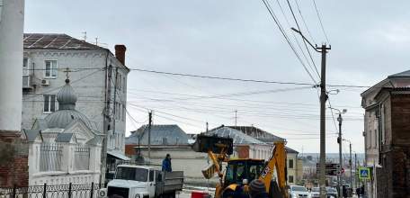 Из-за просадки асфальта в Ельце перекрыли часть улицы Карла Маркса