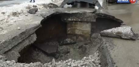 Предаварийная ситуация стала причиной закрытия движения на участке улицы Карла Маркса