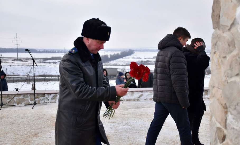 У подножия мемориала "Знамя Победы" в Елецком районе почтили память героев