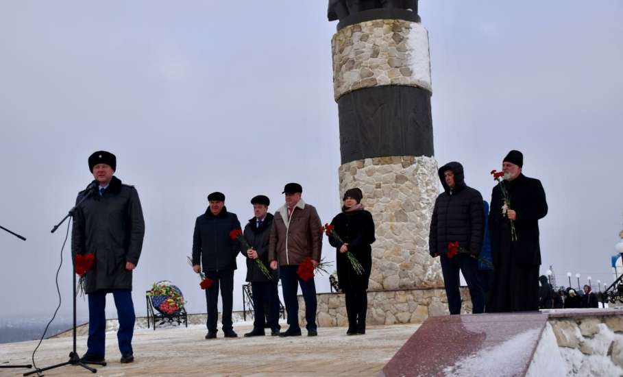 У подножия мемориала "Знамя Победы" в Елецком районе почтили память героев