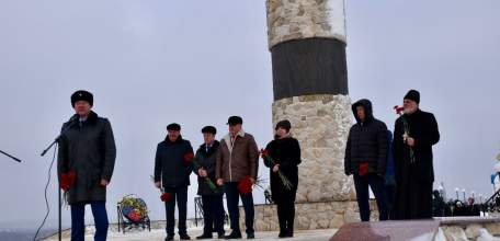 У подножия мемориала "Знамя Победы" в Елецком районе почтили память героев