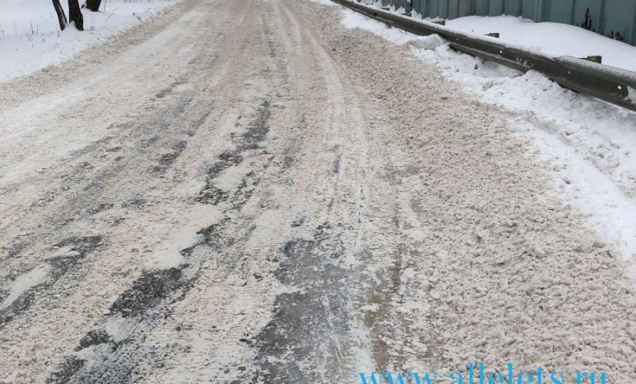Жители Ельца жалуются на нечищенные дворовые проезды, лёд на дорогах и невывоз снега!