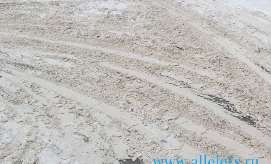Жители Ельца жалуются на нечищенные дворовые проезды, лёд на дорогах и невывоз снега!