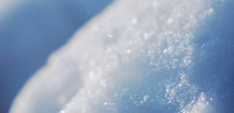 Ельчанку сбил неизвестный водитель и оставил замерзать на обочине: женщина в реанимации