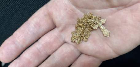 С ельчанки сорвали цепочку с крестиком прямо возле ее квартиры