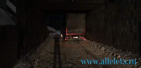 Под Лучковским мостом застряла фура в Ельце! Движение перекрыто в обе стороны. Водители автобусов просят жителей идти домой пешком! Только что!