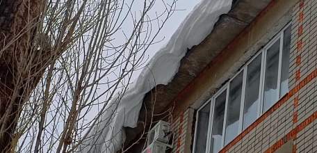 В Липецке сошедший с крыши школы снег упал на 13-летнего ученика