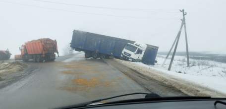 Автомобиль ДПС раздавил грузовик
