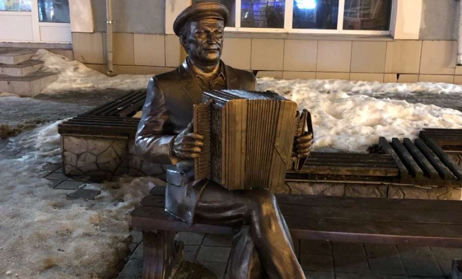 Вечерний Елец в фотографиях. Настроение праздника у многих людей отсутствует