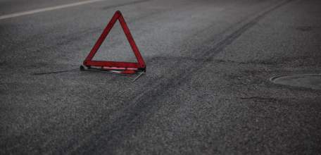 Лишённый прав водитель автомобиля с подложным госномером спровоцировал массовое ДТП и скрылся