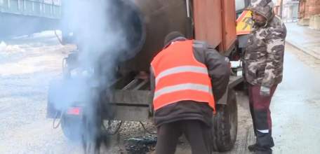 ЯМЫ ЗАЛАТАЮТ ЕЩЁ НА СЕМИ УЛИЦАХ ЕЛЬЦА