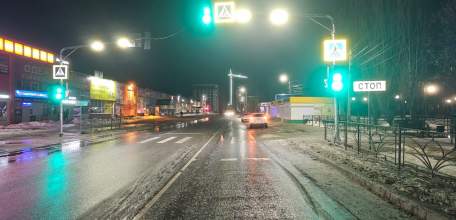 На Эльте автомобиль наехал на пешехода на пешеходном переходе. Пострадавшего увезла карета скорой помощи.