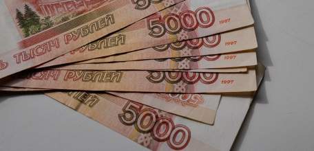 Житель области расплачивался фальшивками с частниками и в придорожных магазинах