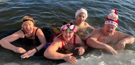 Заныривать в прорубь на Рождество стало традицией в Липецке