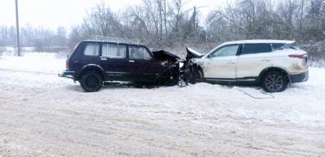 В Елецком районе столкнулись «Нива» и «Джили»: пострадали оба водителя