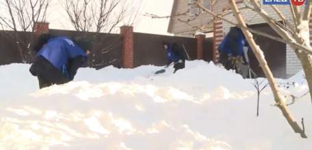 «Отзывчивые сердца»: волонтёры помогают убирать снег семьям мобилизованных ельчан