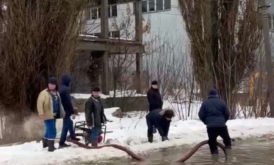 В Ельце откачивают талую воду на Новолипецкой улице после оттепели 19 января