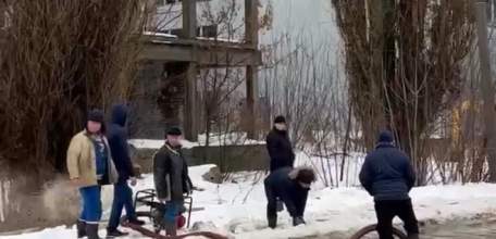 В Ельце откачивают талую воду на Новолипецкой улице после оттепели 19 января