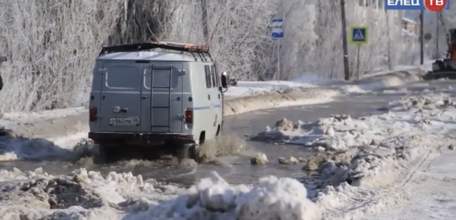На улице Новолипецкой в районе Кожзавода затопило дорогу, с транспортным коллапсом боролись